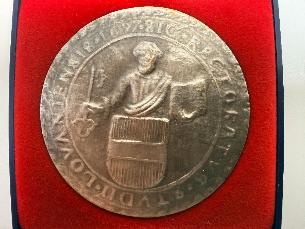 Discover a collectible Catholic University of Leuven 1425 commemorative medallion featuring historic university imagery and a fitted presentation case.