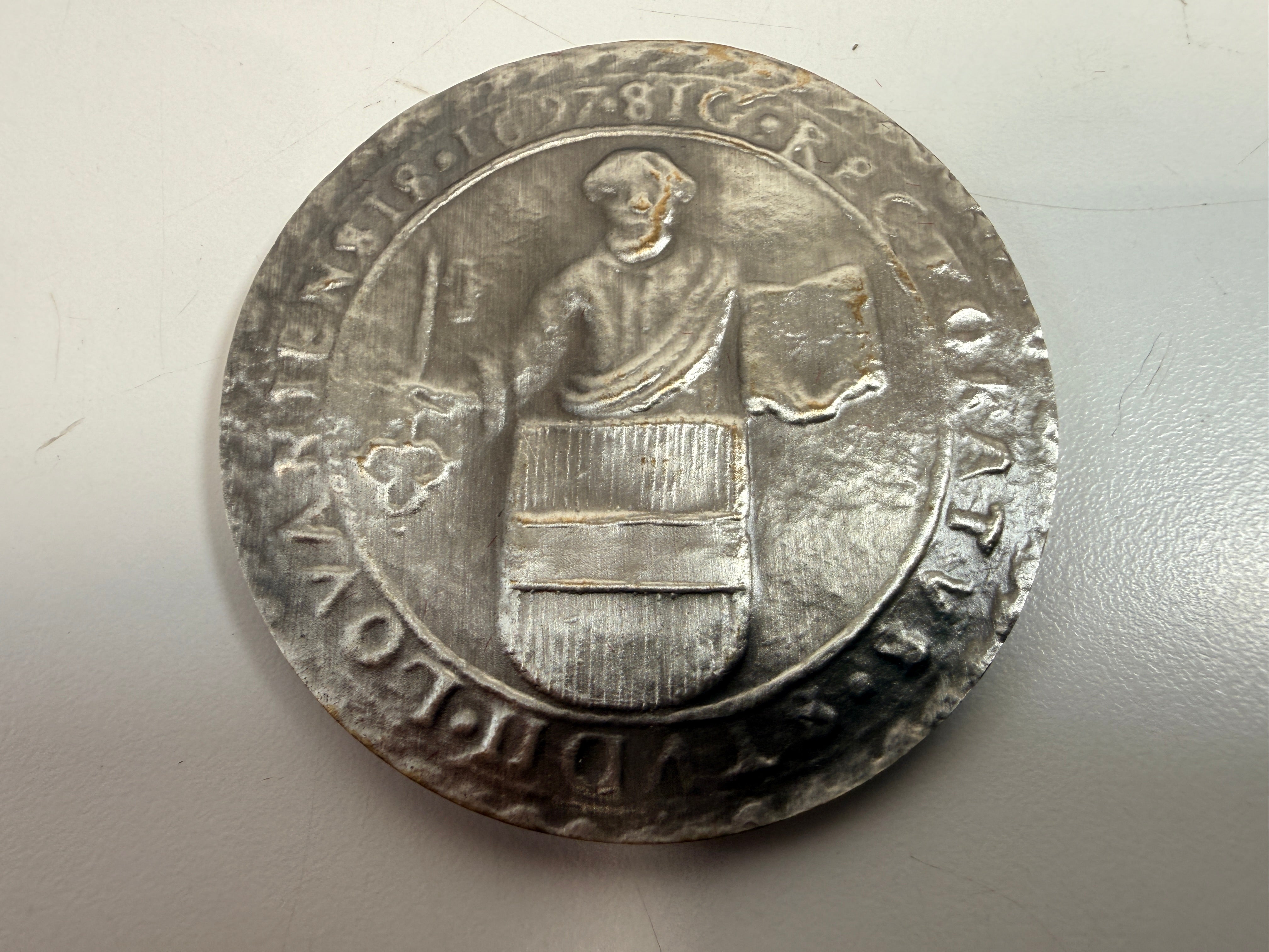 Discover a collectible Catholic University of Leuven 1425 commemorative medallion featuring historic university imagery and a fitted presentation case.