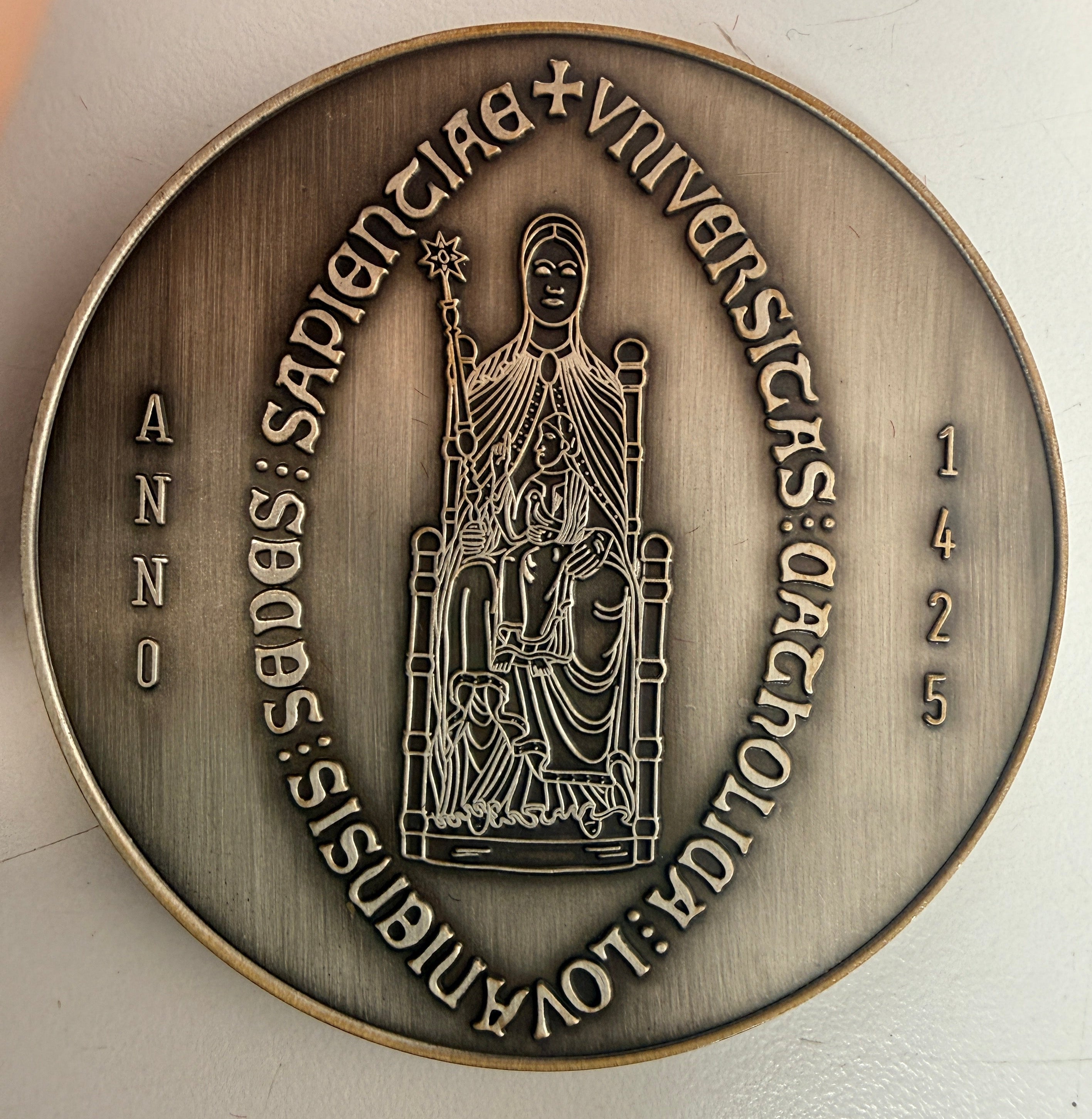 Discover a collectible Catholic University of Leuven 1425 commemorative medallion featuring historic university imagery and a fitted presentation case.
