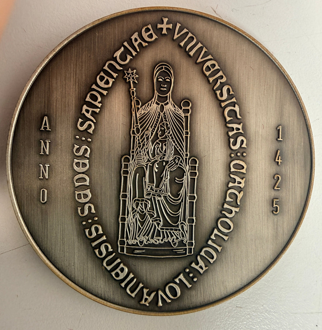 Discover a collectible Catholic University of Leuven 1425 commemorative medallion featuring historic university imagery and a fitted presentation case.