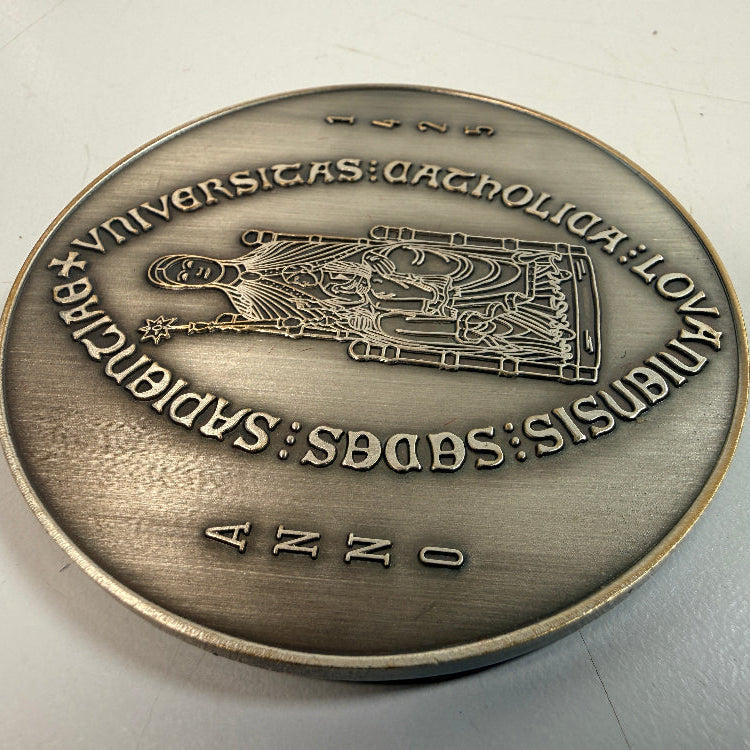 Discover a collectible Catholic University of Leuven 1425 commemorative medallion featuring historic university imagery and a fitted presentation case.