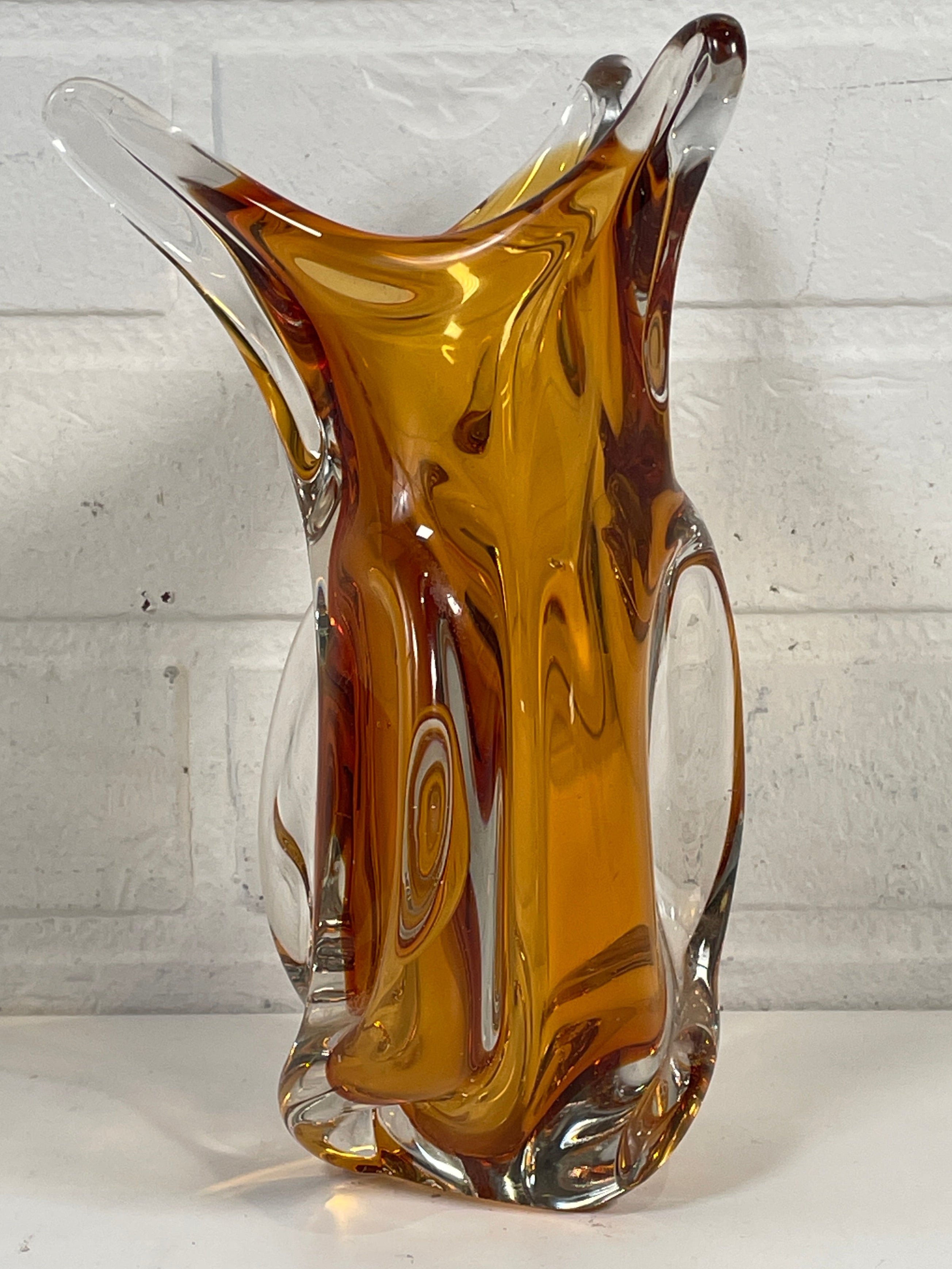 Vase Sommerso vintage de style Murano – Noyau rouge et ambré, bord organique de 23 cm