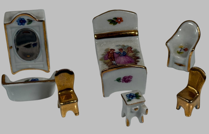 Ensemble de meubles miniatures vintage en porcelaine de Limoges, France, pour maison de poupée – Peints à la main avec bordure dorée