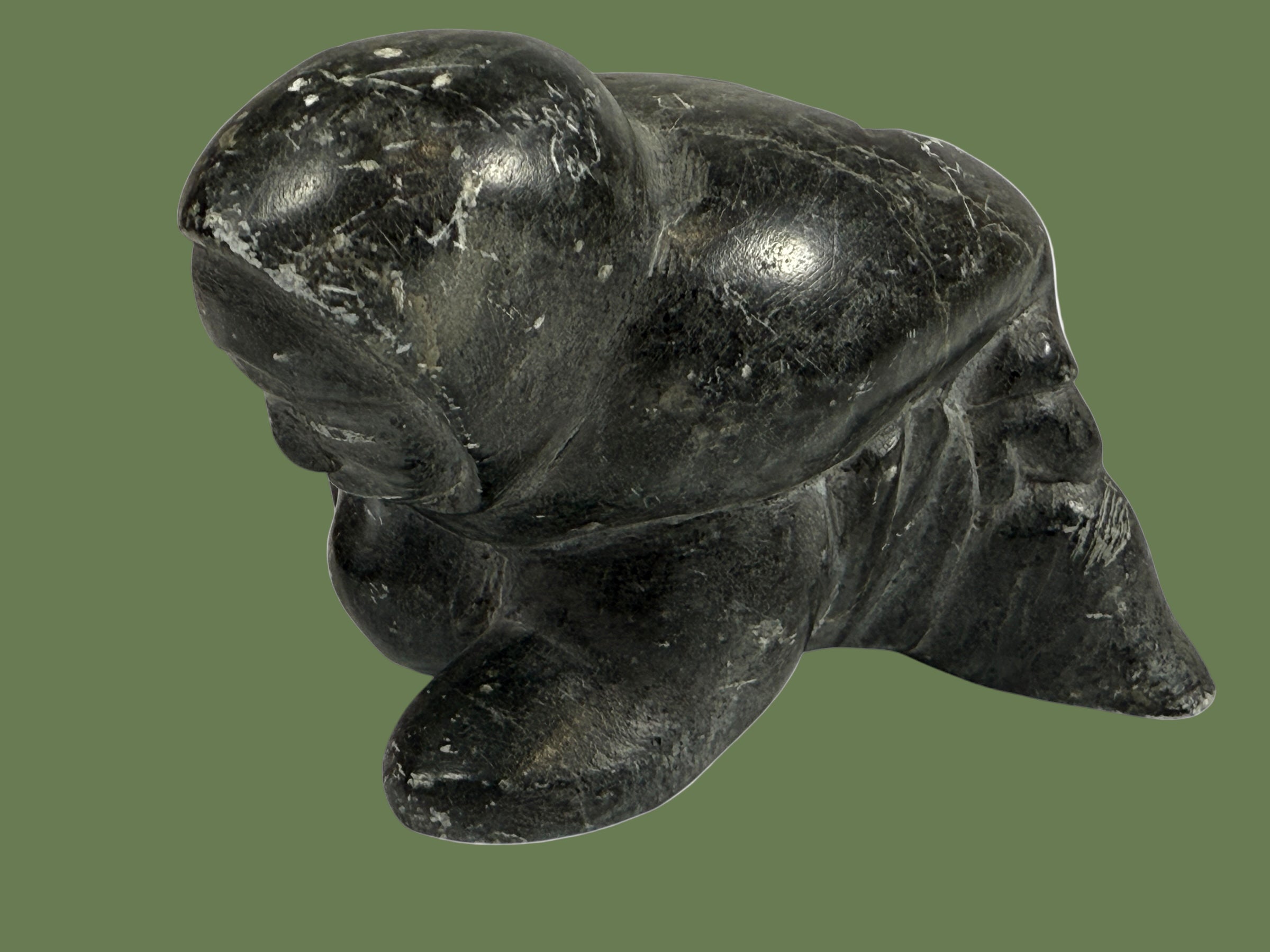 Sculpture inuite vintage en stéatite – Femme accroupie – Milieu du XXe siècle – Canada