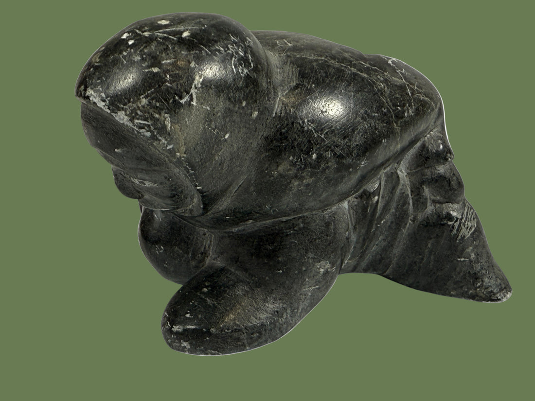 Sculpture inuite vintage en stéatite – Femme accroupie – Milieu du XXe siècle – Canada