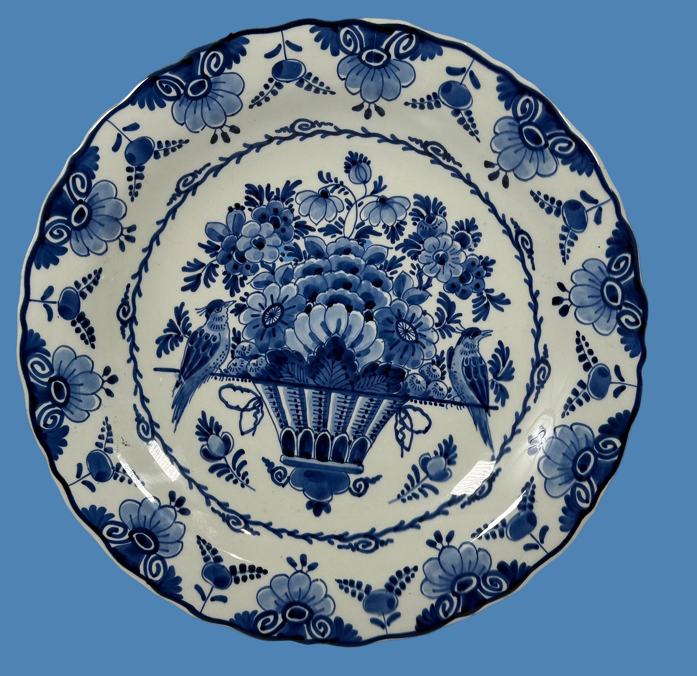 Assiette Royal Delft 1956 – Oiseaux et panier de fleurs peints à la main