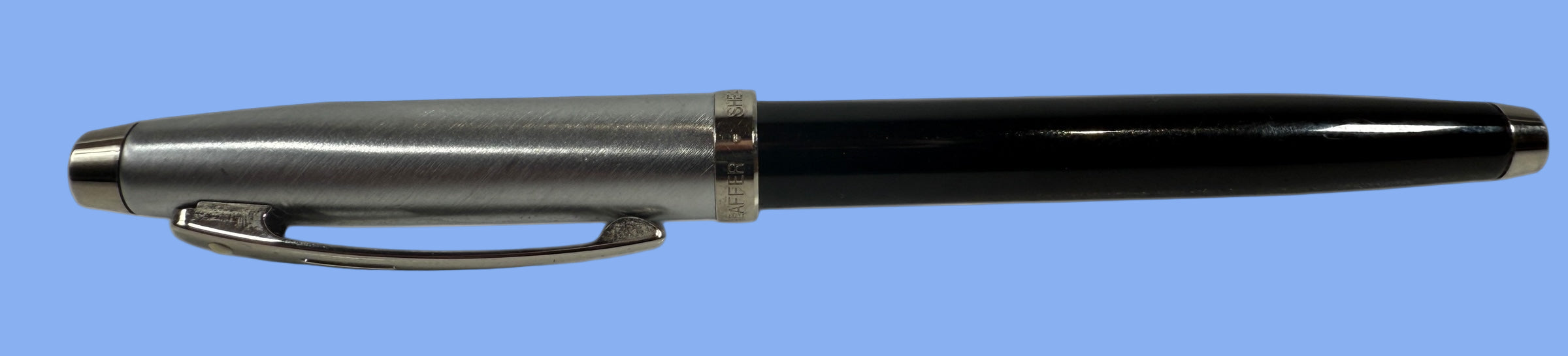 Stylo plume Sheaffer 100 – Corps noir et capuchon chromé brossé