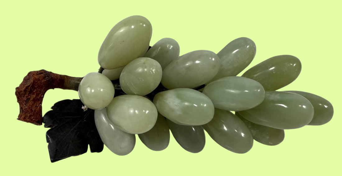 Raisins en pierre sculptés à la main du milieu du siècle – Jade/Onyx avec feuilles de marbre noir
