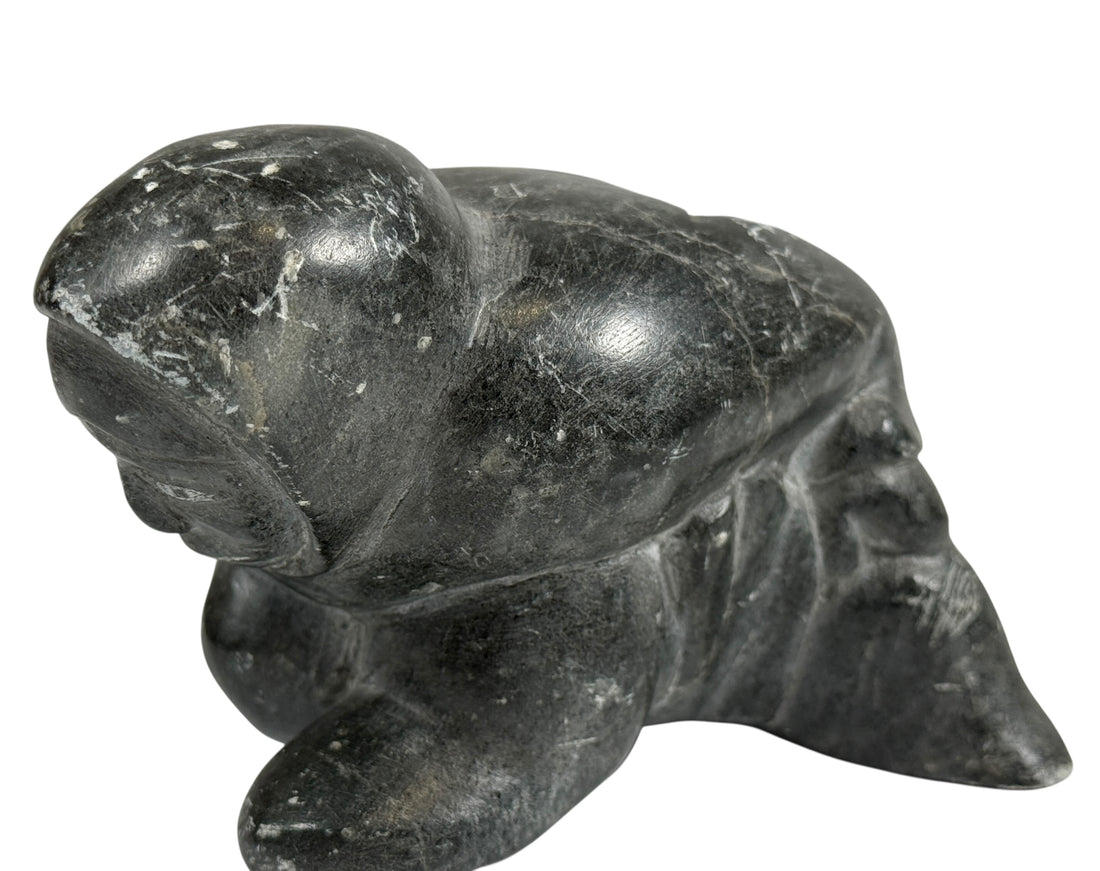 Sculpture inuite vintage en stéatite – Femme accroupie – Milieu du XXe siècle – Canada