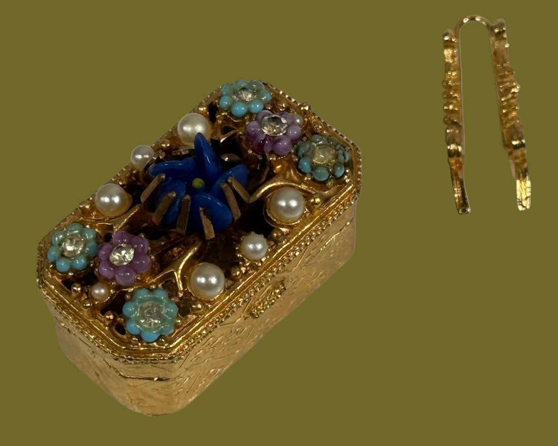 Boîte à pilules/bijoux vintage Florenza dorée ornée – cabochon bleu, fausses perles et fleurs en émail – années 1960