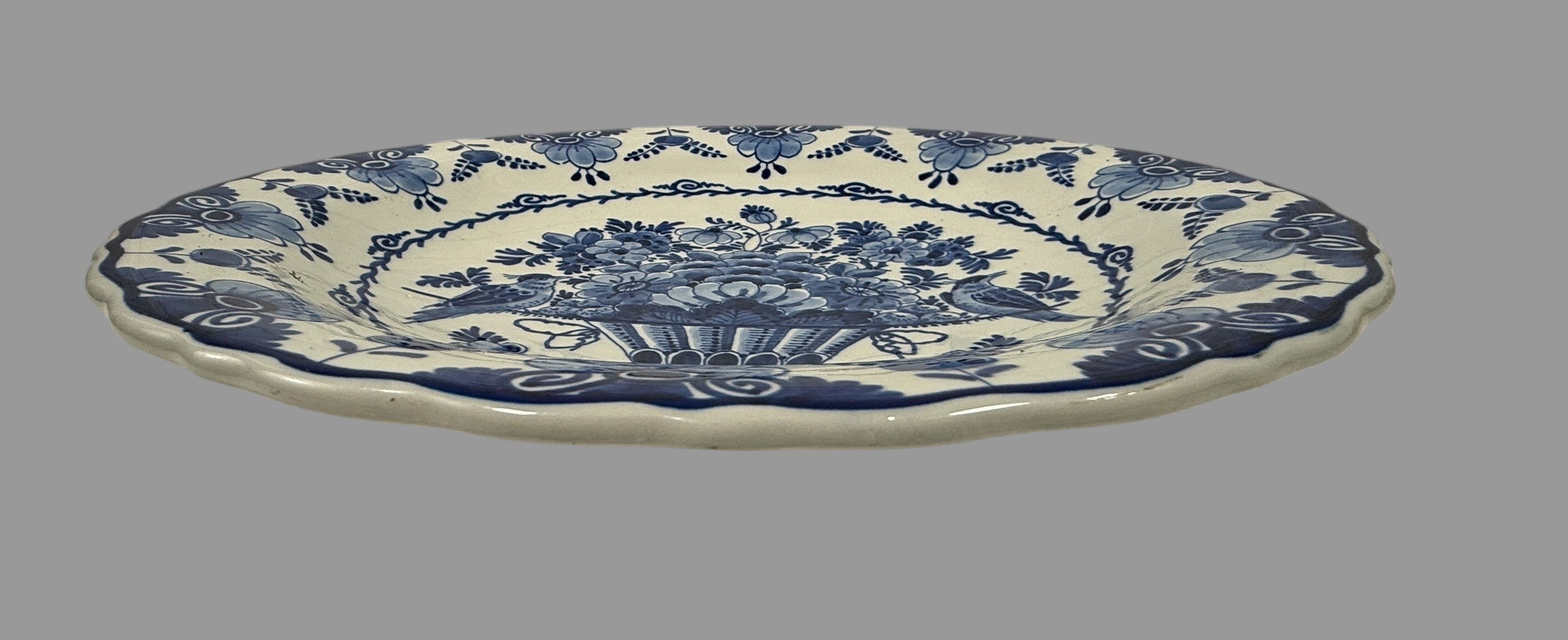 Assiette Royal Delft 1956 – Oiseaux et panier de fleurs peints à la main