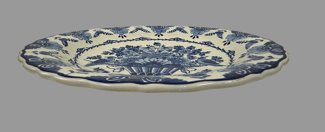 Assiette Royal Delft 1956 – Oiseaux et panier de fleurs peints à la main