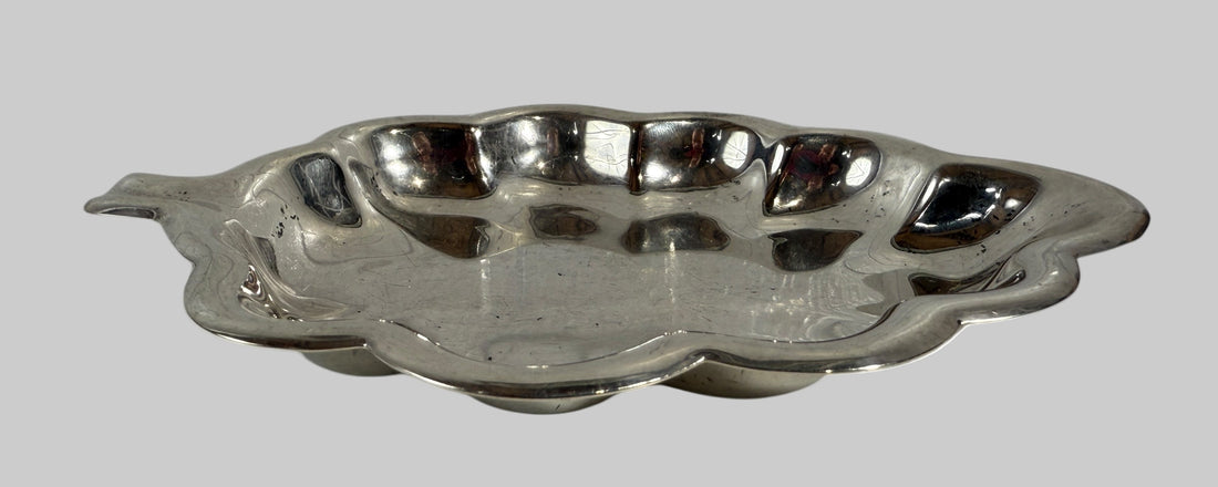 Bonbonnière en argent sterling, 68 g, en forme de feuille, 15,2 cm (6-1/4 po), MCM