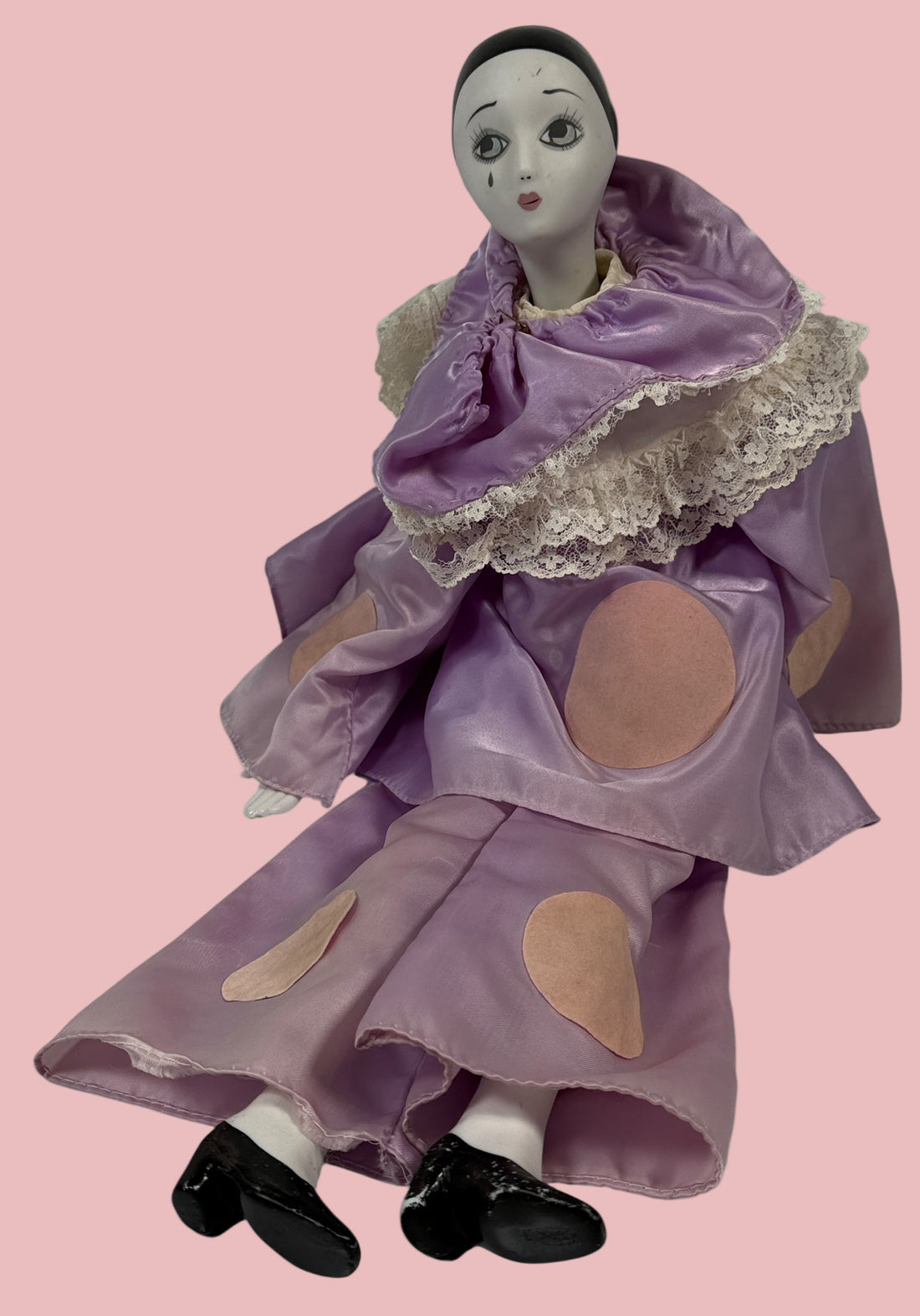 Poupée Clown Pierrot en porcelaine faite main – Costume en satin lavande, signée 1992