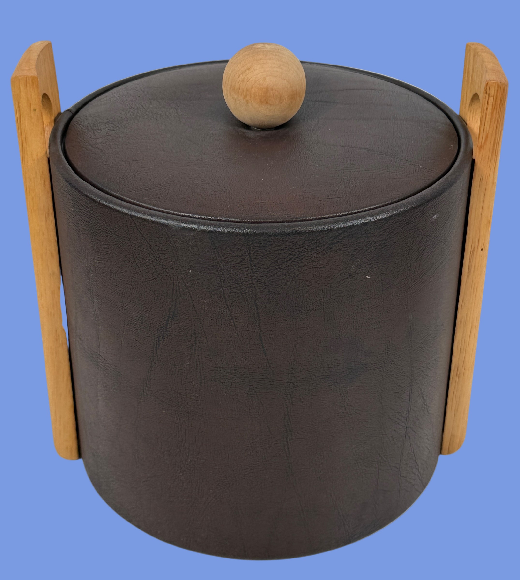 Seau à glace Georges Briard, style Mid-Century Modern, en similicuir marron et poignées en bois, signé USA