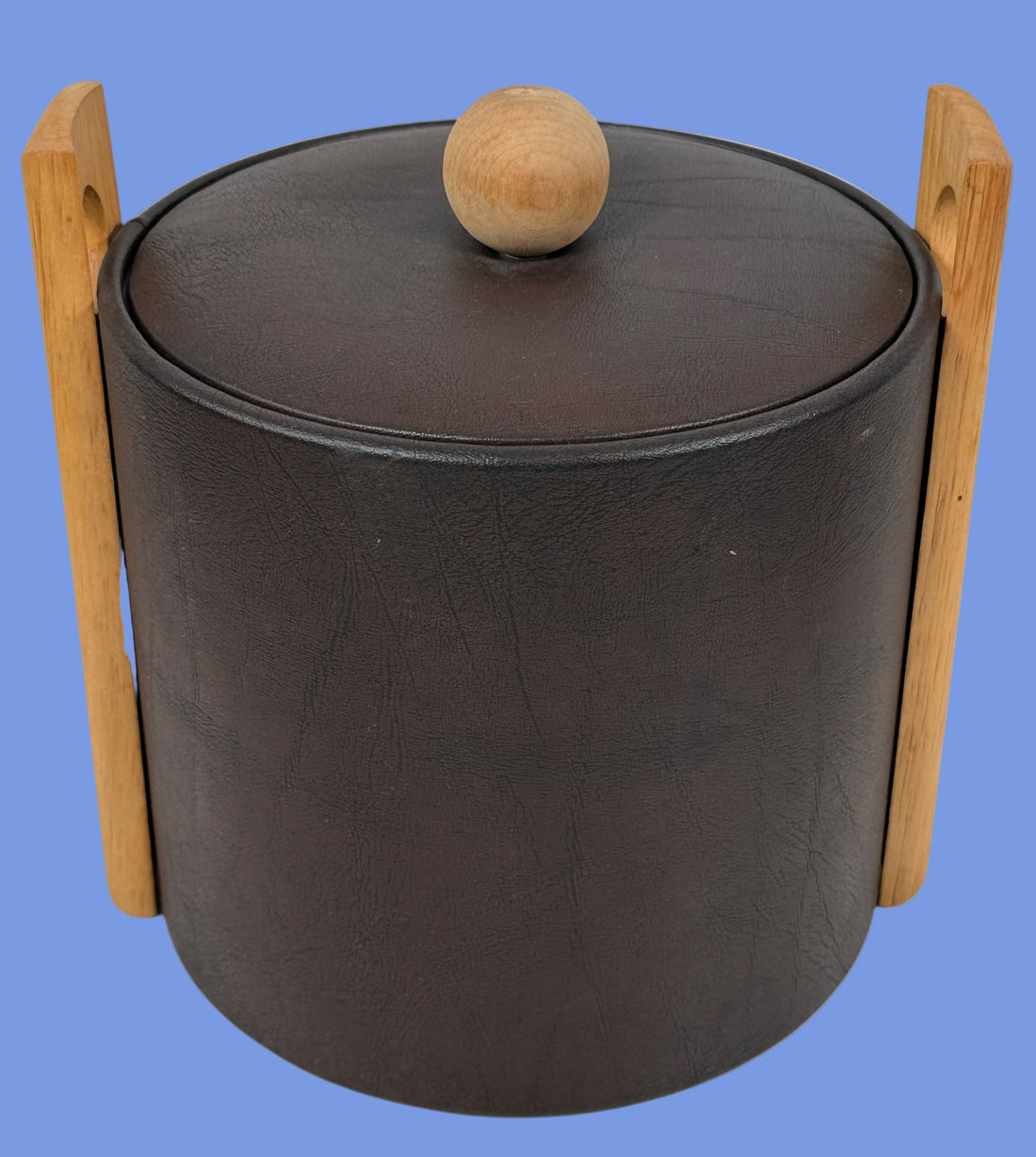 Seau à glace Georges Briard, style Mid-Century Modern, en similicuir marron et poignées en bois, signé USA