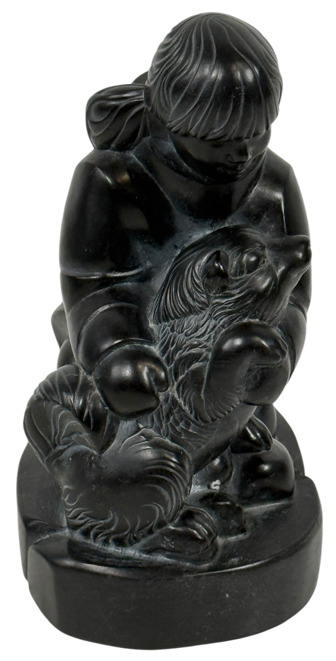 BOMA Canada – Sculpture en stéatite de style inuit McPhee « Garçon avec chien »