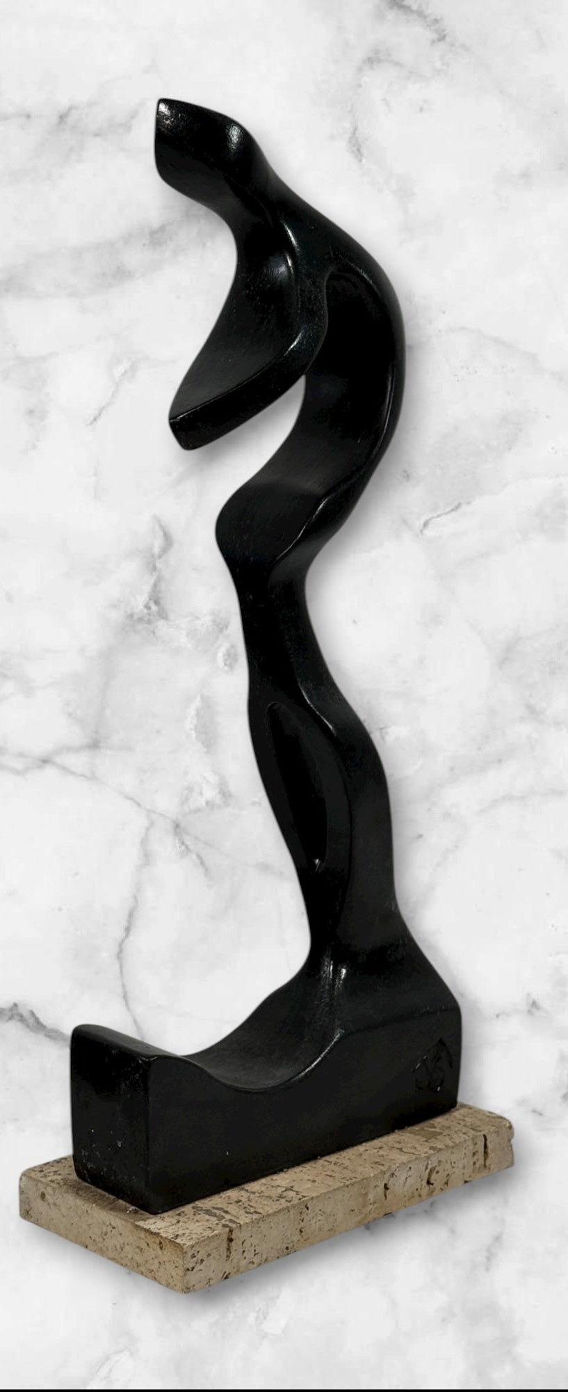 Sculpture abstraite moderne en bois – Socle en granit, signée JS