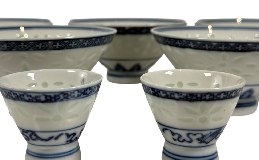 Ensemble de tasses à riz et à saké en porcelaine japonaise – Motif pétales bleus réticulés (7 pièces)