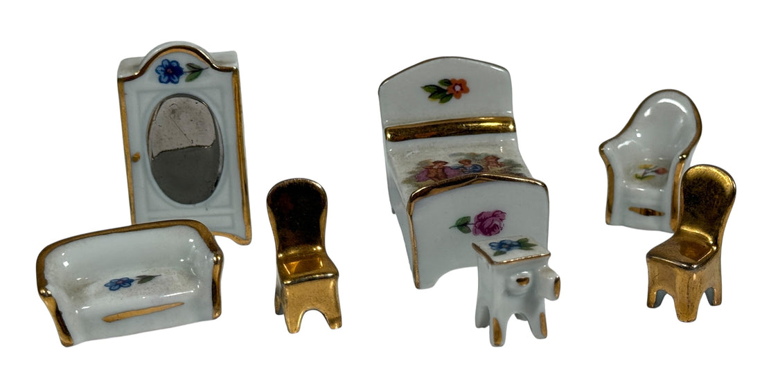 Ensemble de meubles miniatures vintage en porcelaine de Limoges, France, pour maison de poupée – Peints à la main avec bordure dorée