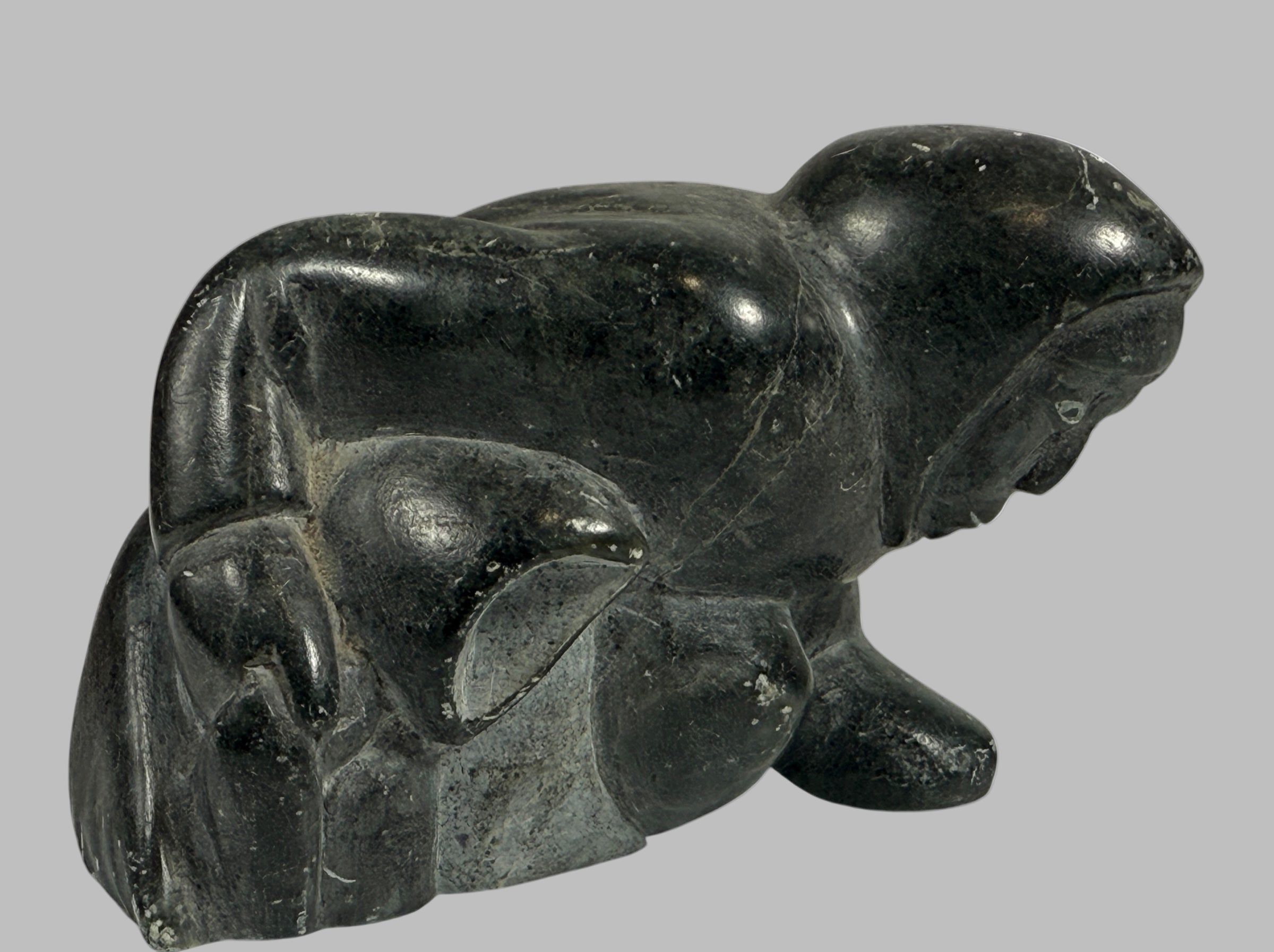 Sculpture inuite vintage en stéatite – Femme accroupie – Milieu du XXe siècle – Canada