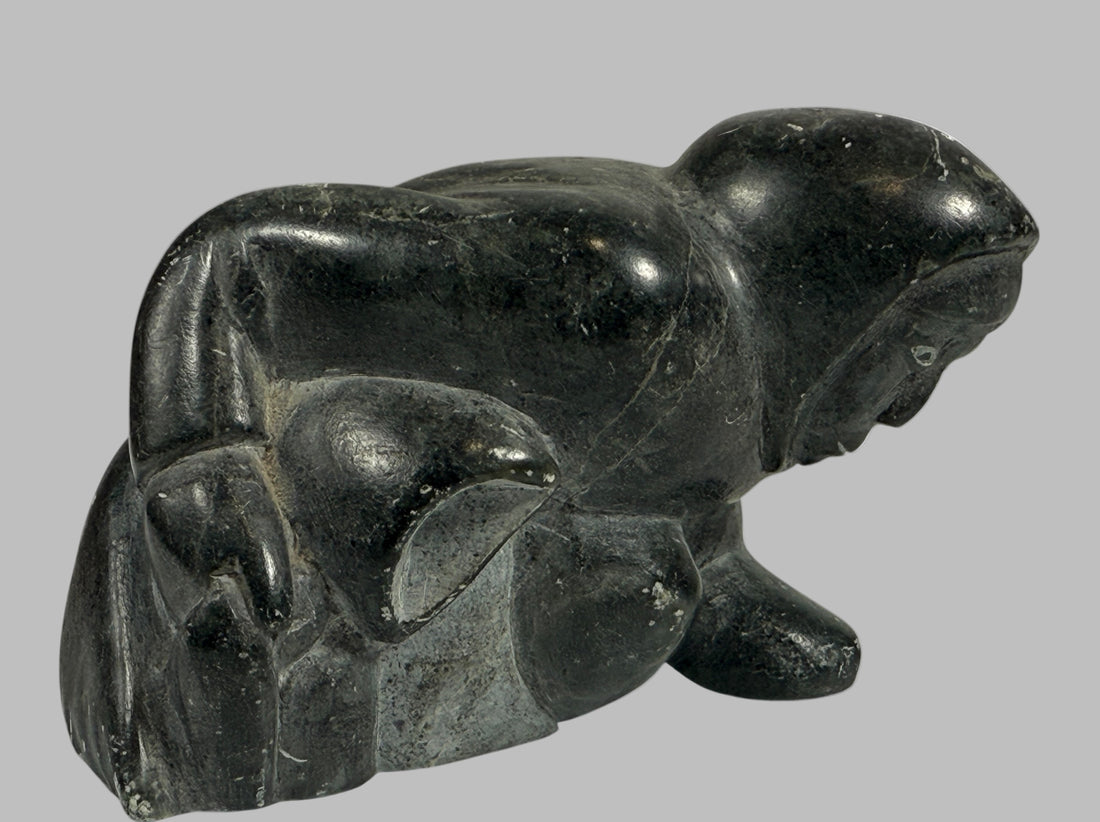 Sculpture inuite vintage en stéatite – Femme accroupie – Milieu du XXe siècle – Canada