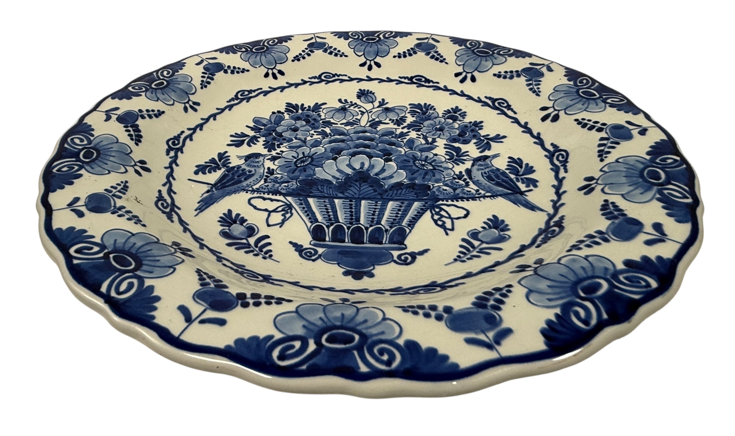 Assiette Royal Delft 1956 – Oiseaux et panier de fleurs peints à la main