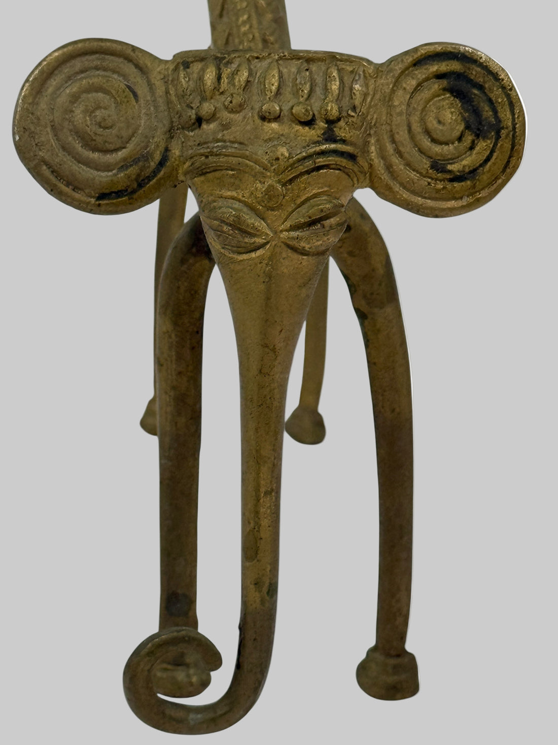 Sculpture d'éléphant vintage en laiton massif – Dhokra tribal, fonte à la cire perdue, forme lourde et arquée