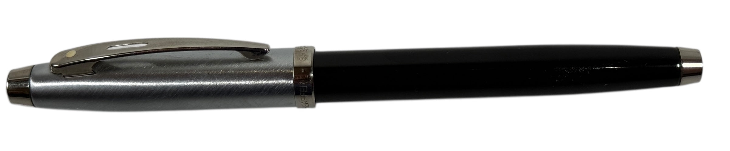 Stylo plume Sheaffer 100 – Corps noir et capuchon chromé brossé