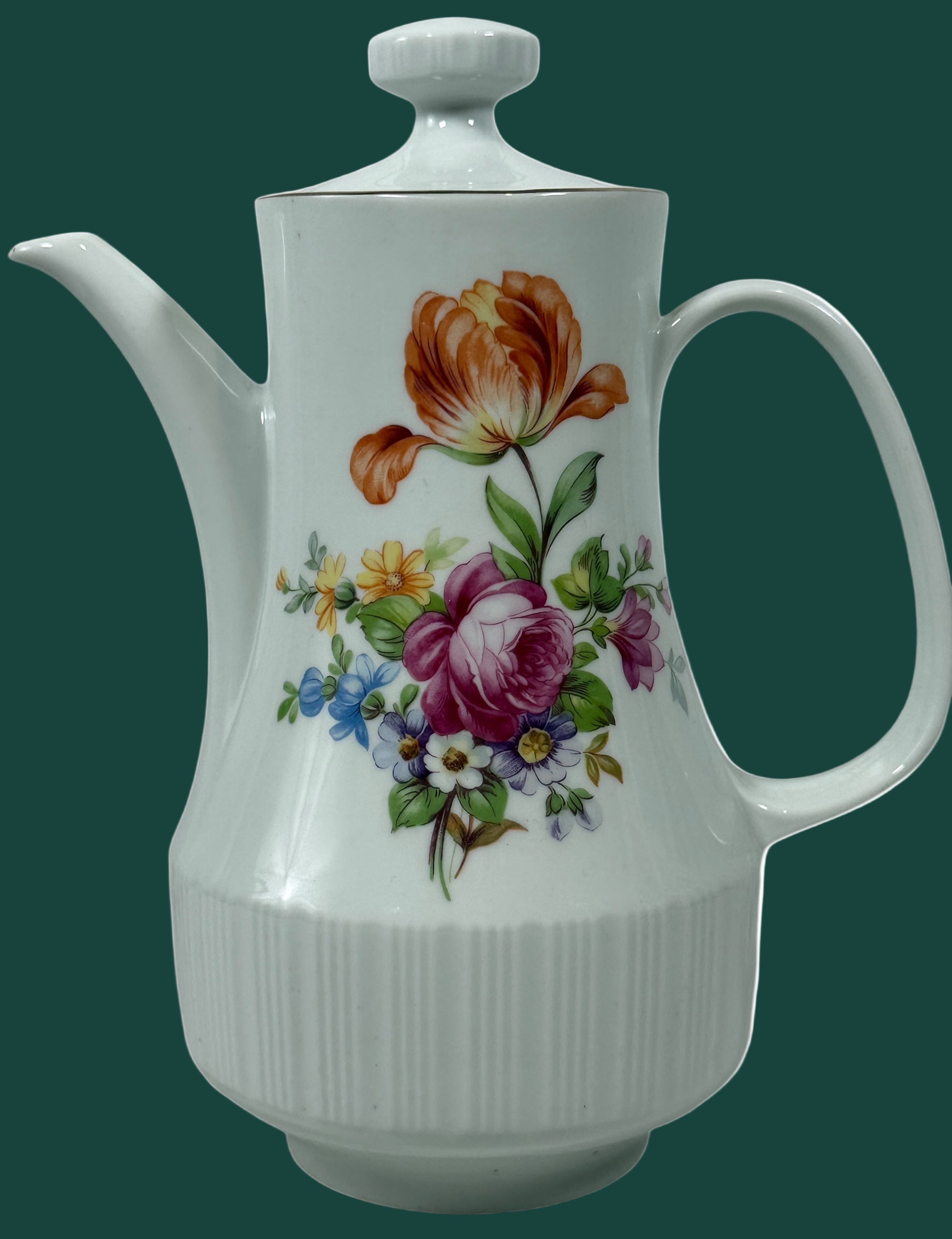 Cafetière en porcelaine allemande du milieu du siècle – Bordure florale dorée, base nervurée