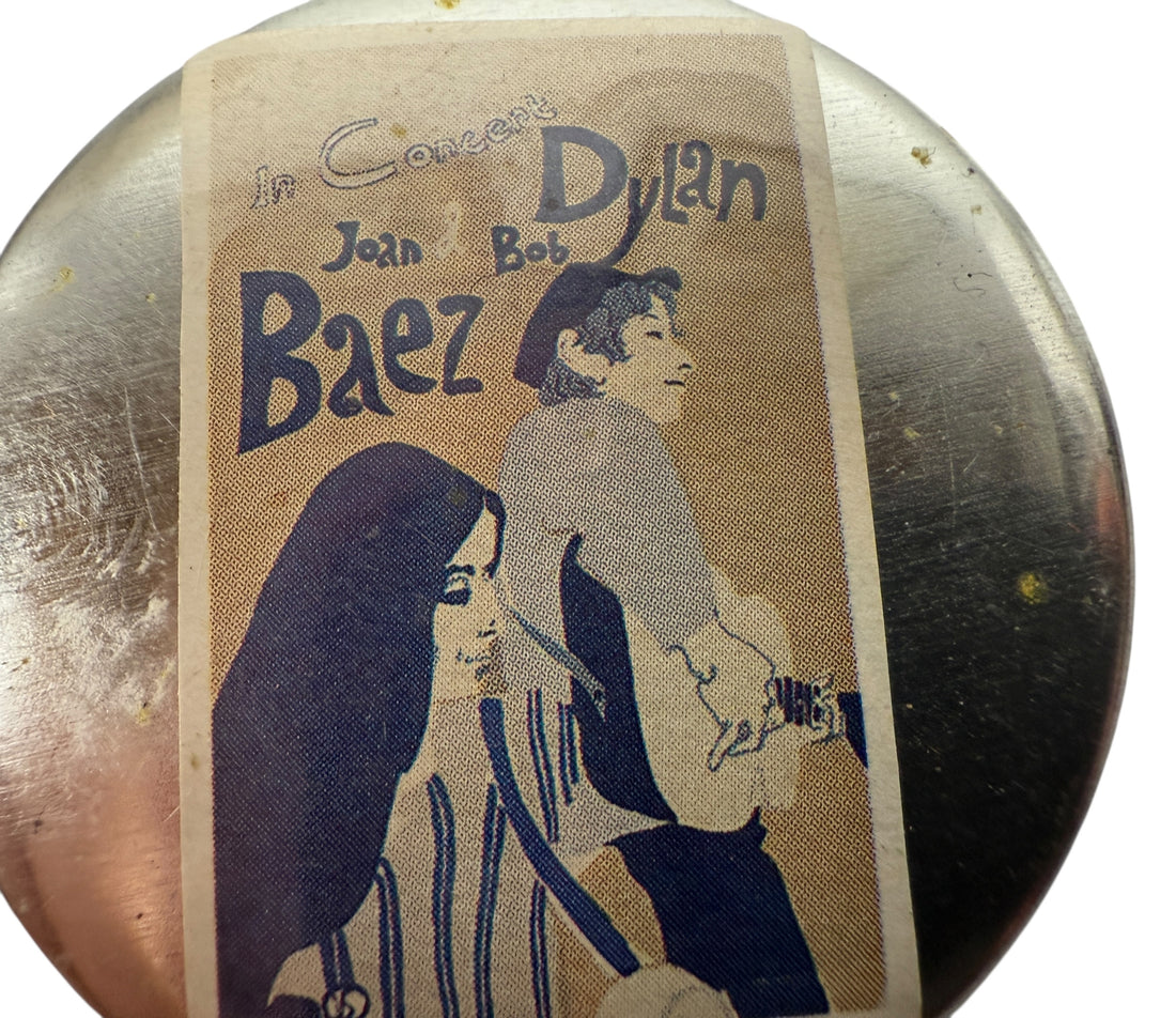 Badge vintage Joan Baez et Bob Dylan « En concert » – Souvenirs de l'époque folk