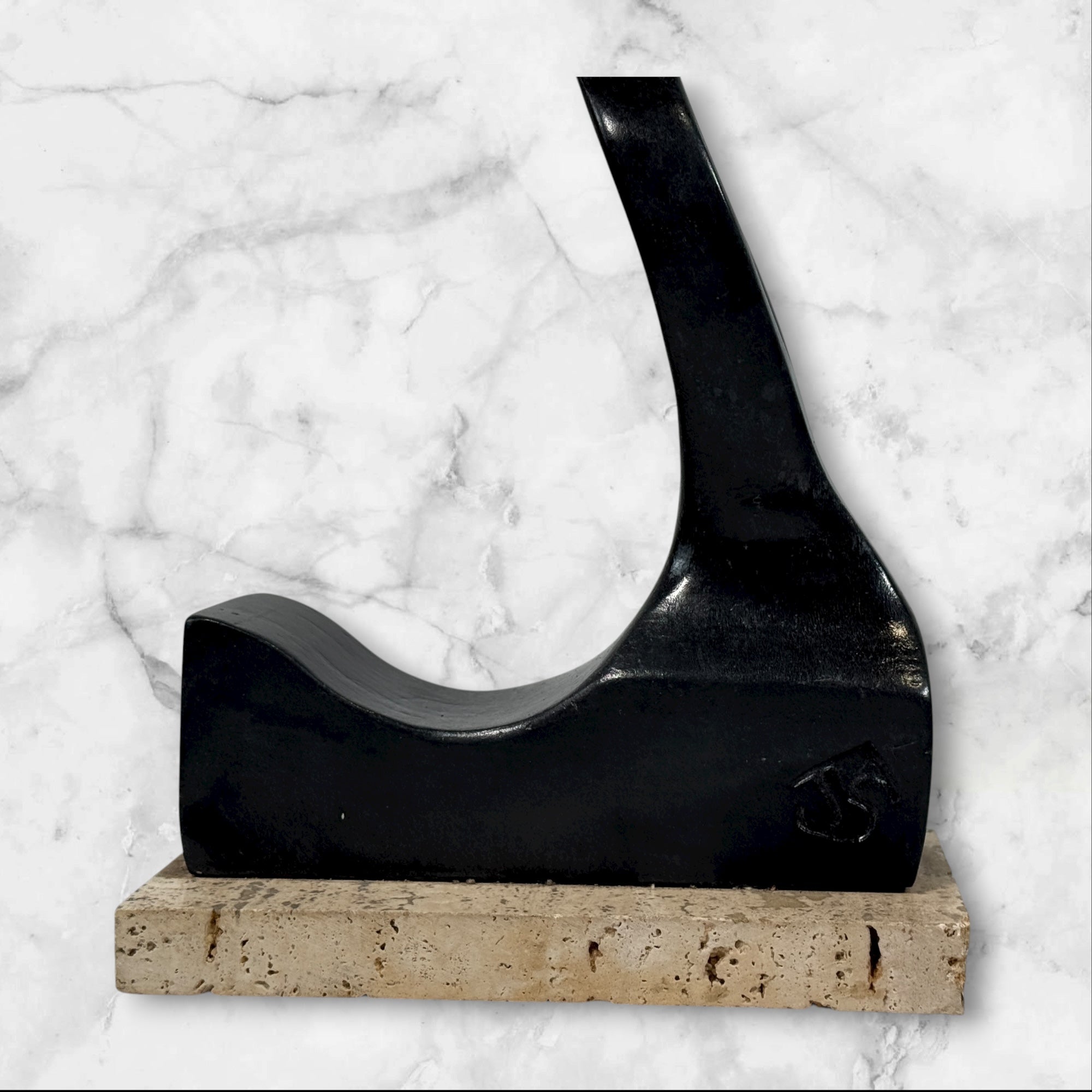 Sculpture abstraite moderne en bois – Socle en granit, signée JS