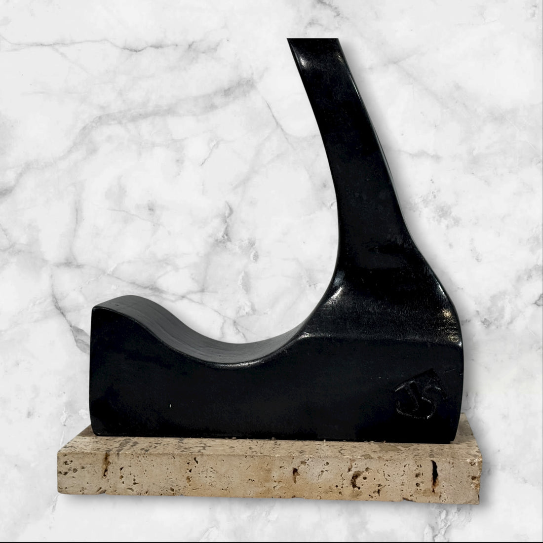 Sculpture abstraite moderne en bois – Socle en granit, signée JS