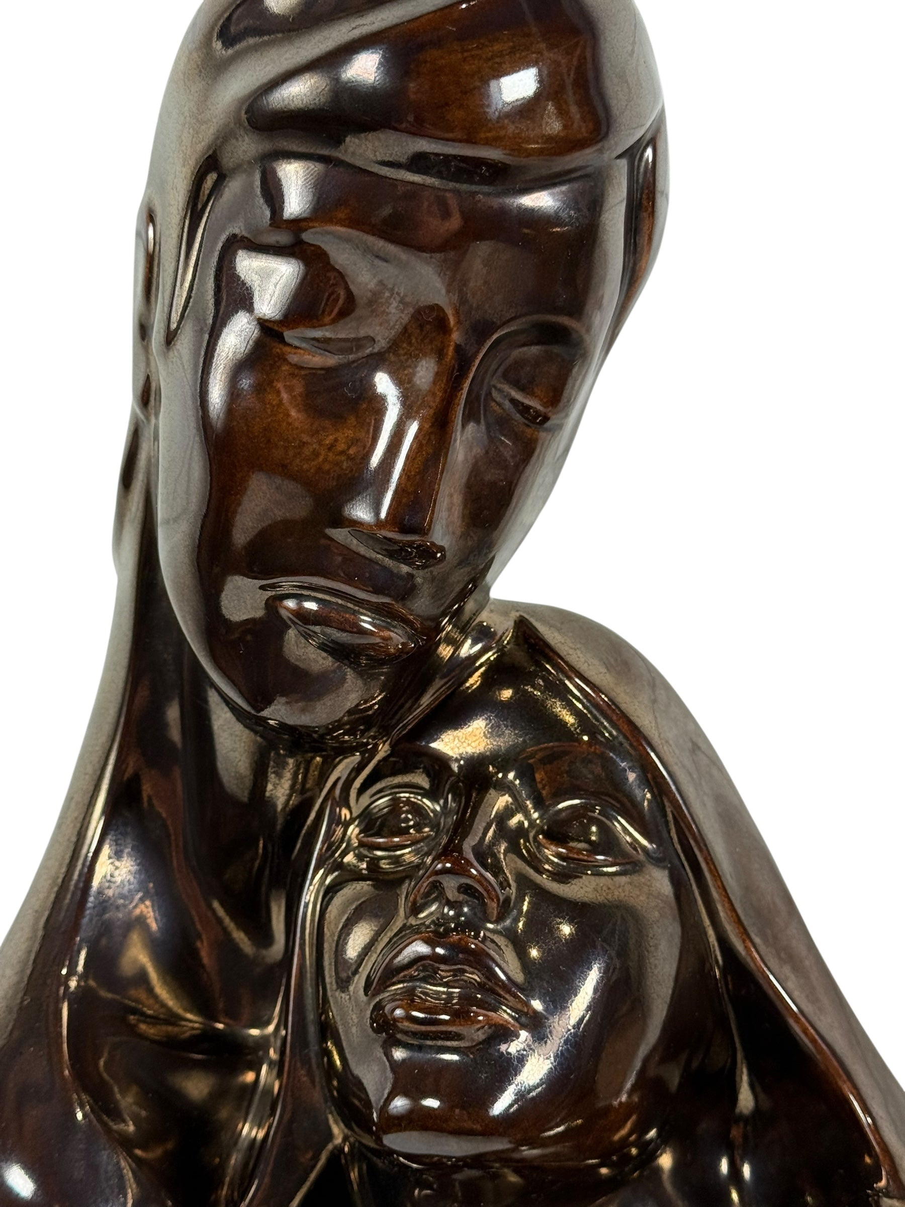 Sculpture abstraite en céramique moderne du milieu du siècle – Mère et enfant – 17 po, glaçure bronze
