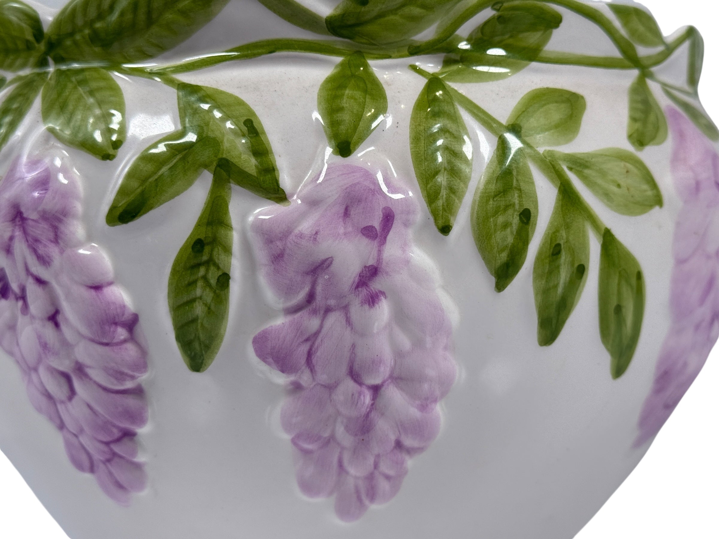 Pot de fleurs en céramique peintes à la main avec motif floral en relief