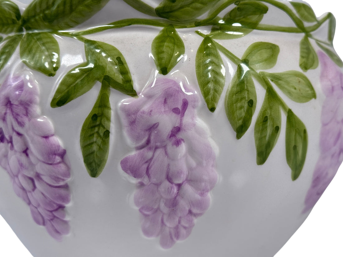 Pot de fleurs en céramique peintes à la main avec motif floral en relief