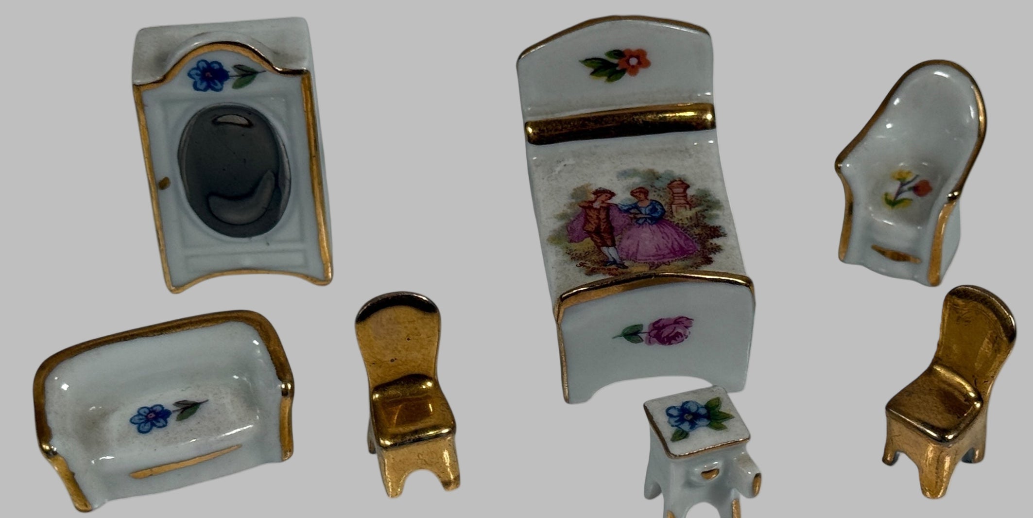 Ensemble de meubles miniatures vintage en porcelaine de Limoges, France, pour maison de poupée – Peints à la main avec bordure dorée