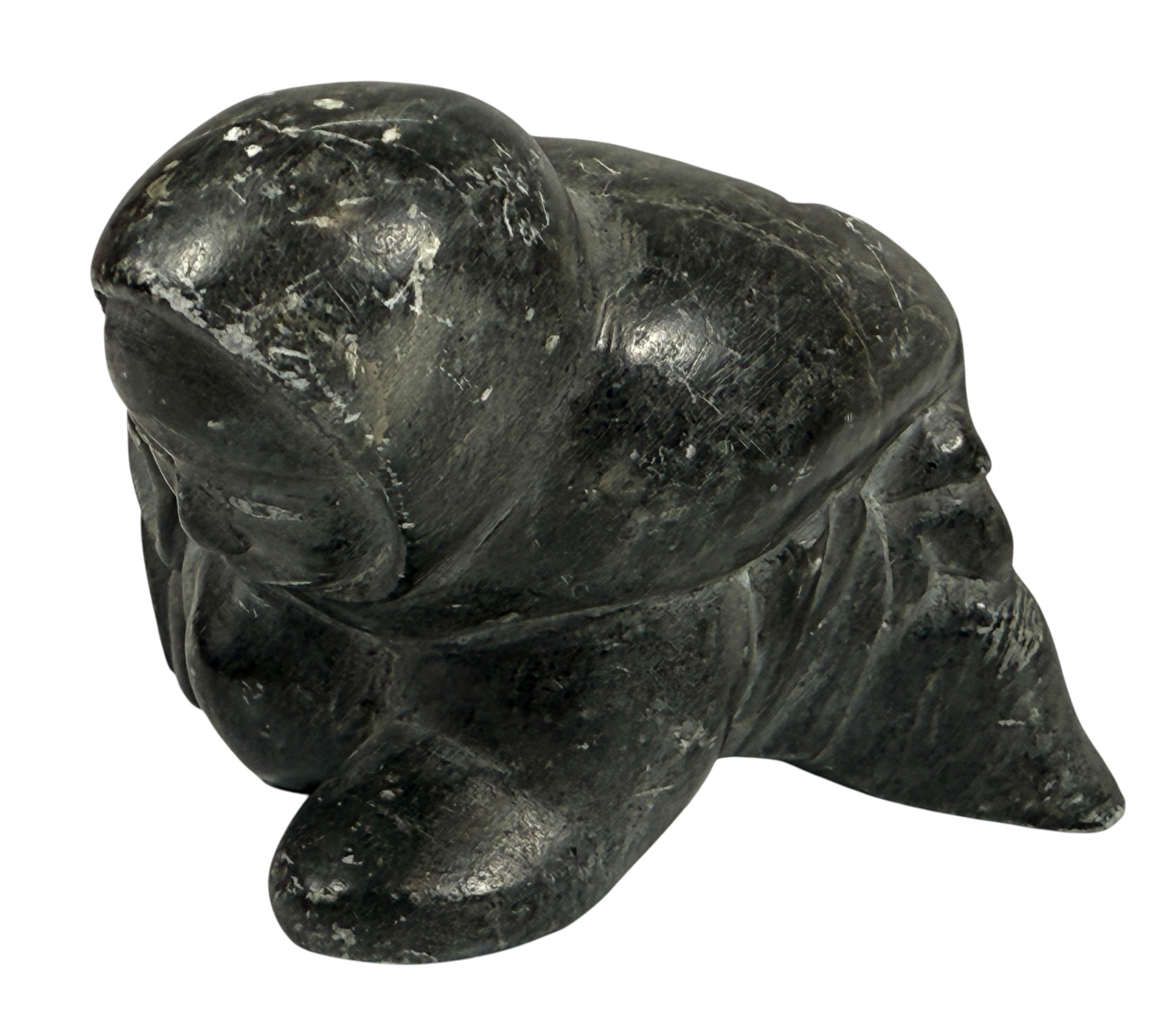 Sculpture inuite vintage en stéatite – Femme accroupie – Milieu du XXe siècle – Canada