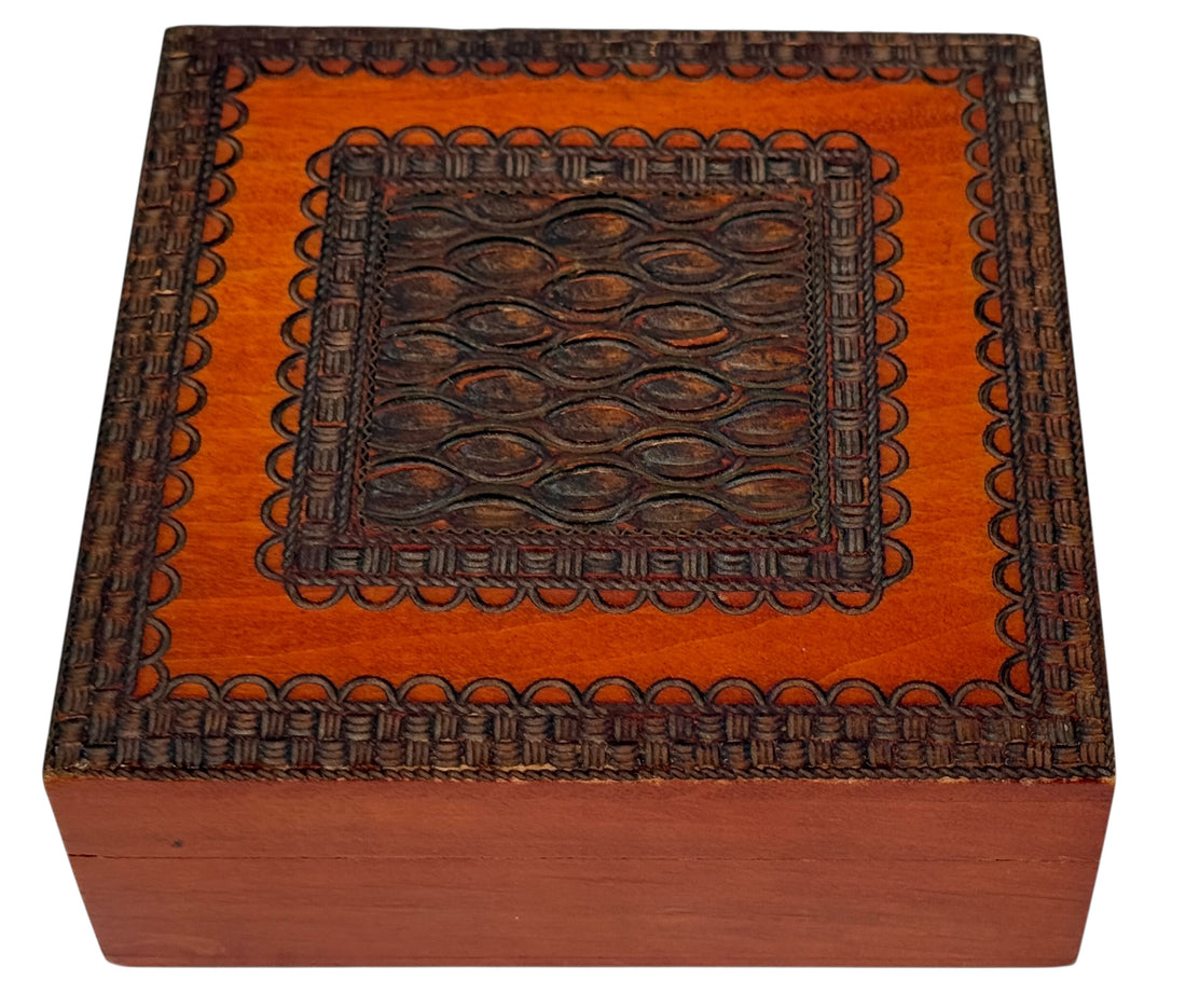 Coffret à bijoux vintage en bois sculpté – Style art populaire, années 1960-1970