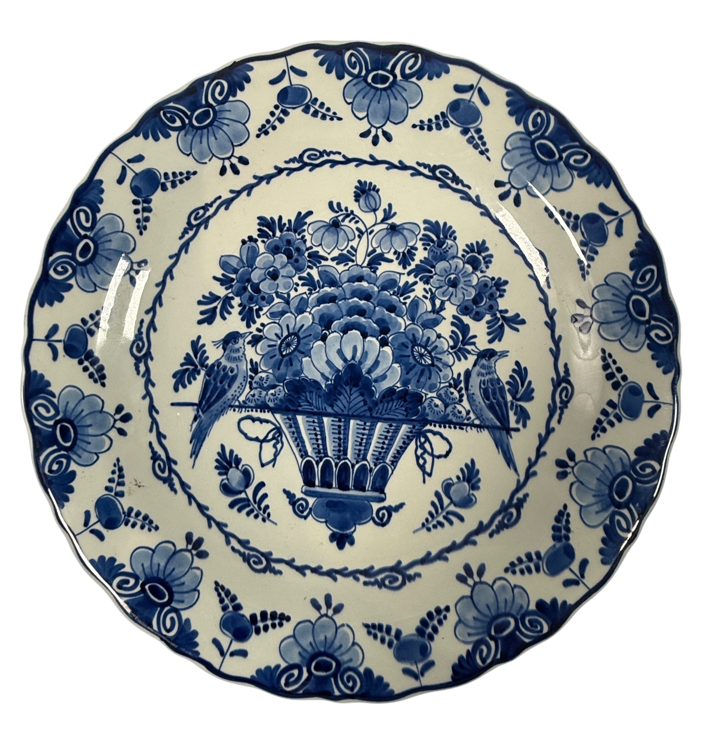 Assiette Royal Delft 1956 – Oiseaux et panier de fleurs peints à la main