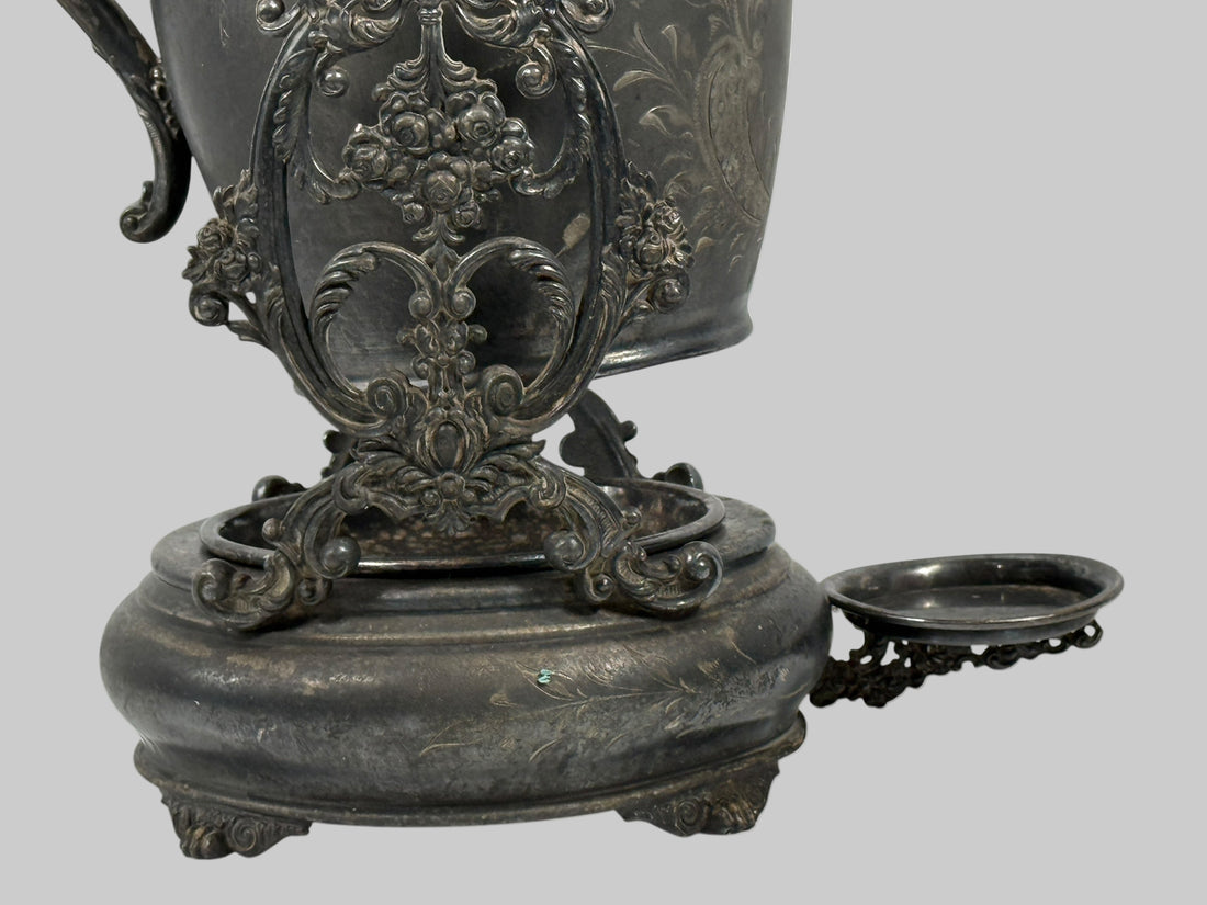 Bouilloire inclinable victorienne en métal argenté sur pied – Gravure florale, Toronto, Canada