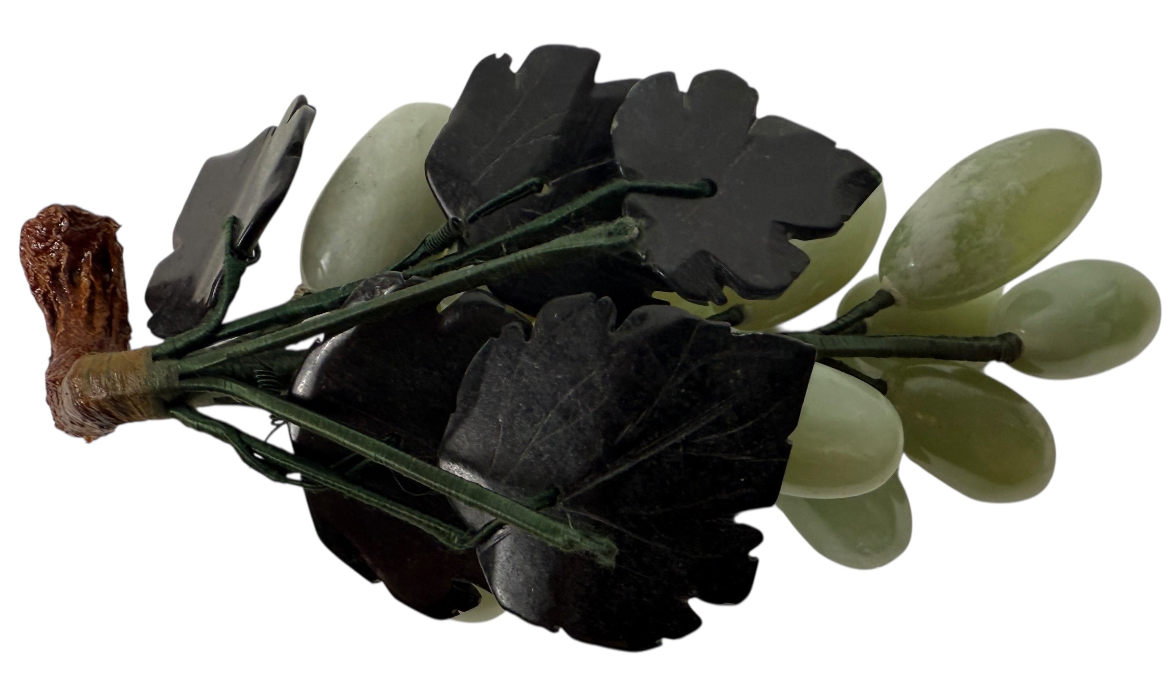 Raisins en pierre sculptés à la main du milieu du siècle – Jade/Onyx avec feuilles de marbre noir