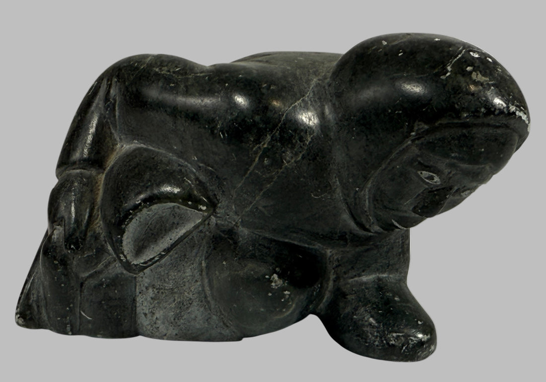 Sculpture inuite vintage en stéatite – Femme accroupie – Milieu du XXe siècle – Canada
