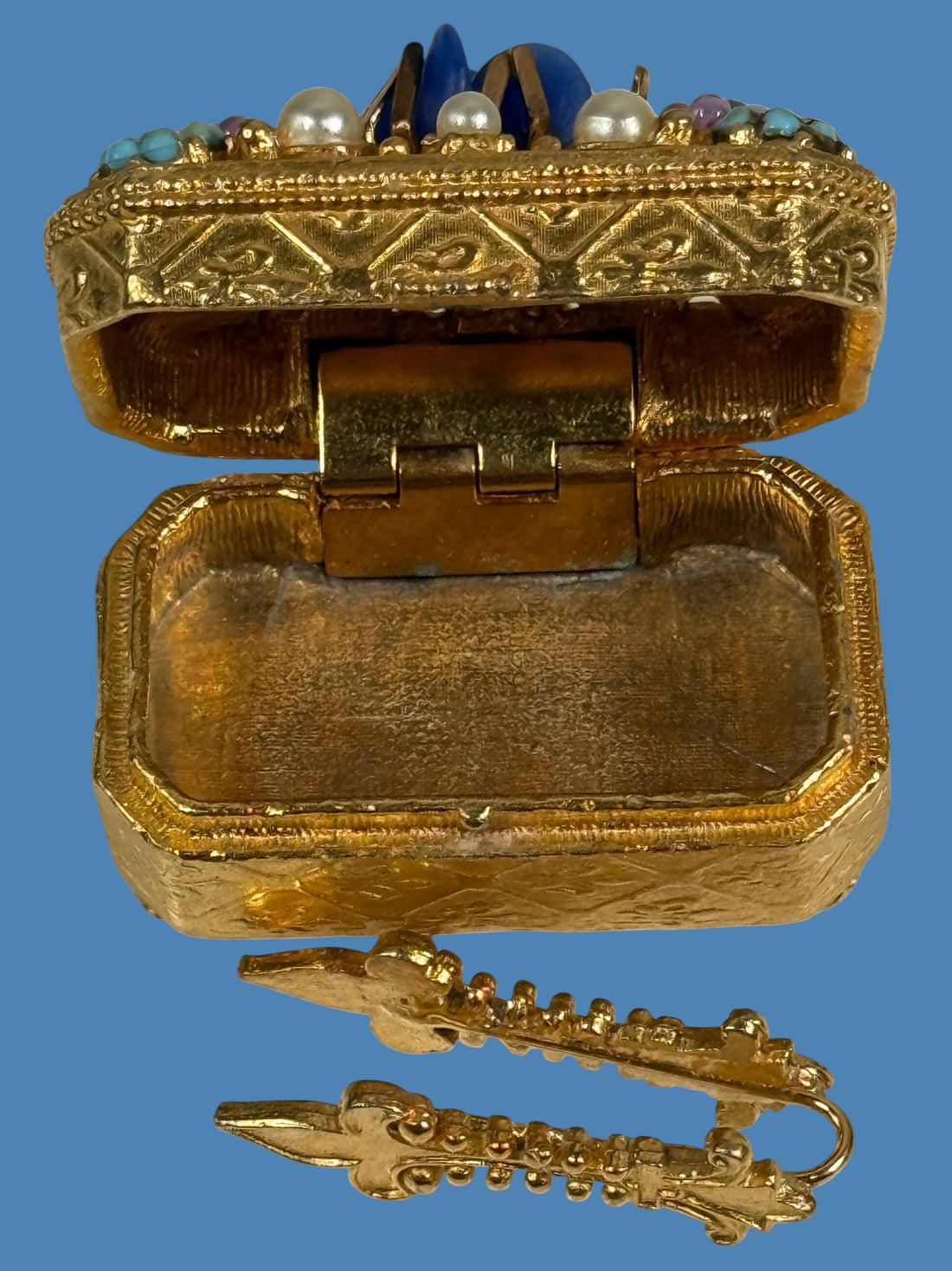 Boîte à pilules/bijoux vintage Florenza dorée ornée – cabochon bleu, fausses perles et fleurs en émail – années 1960