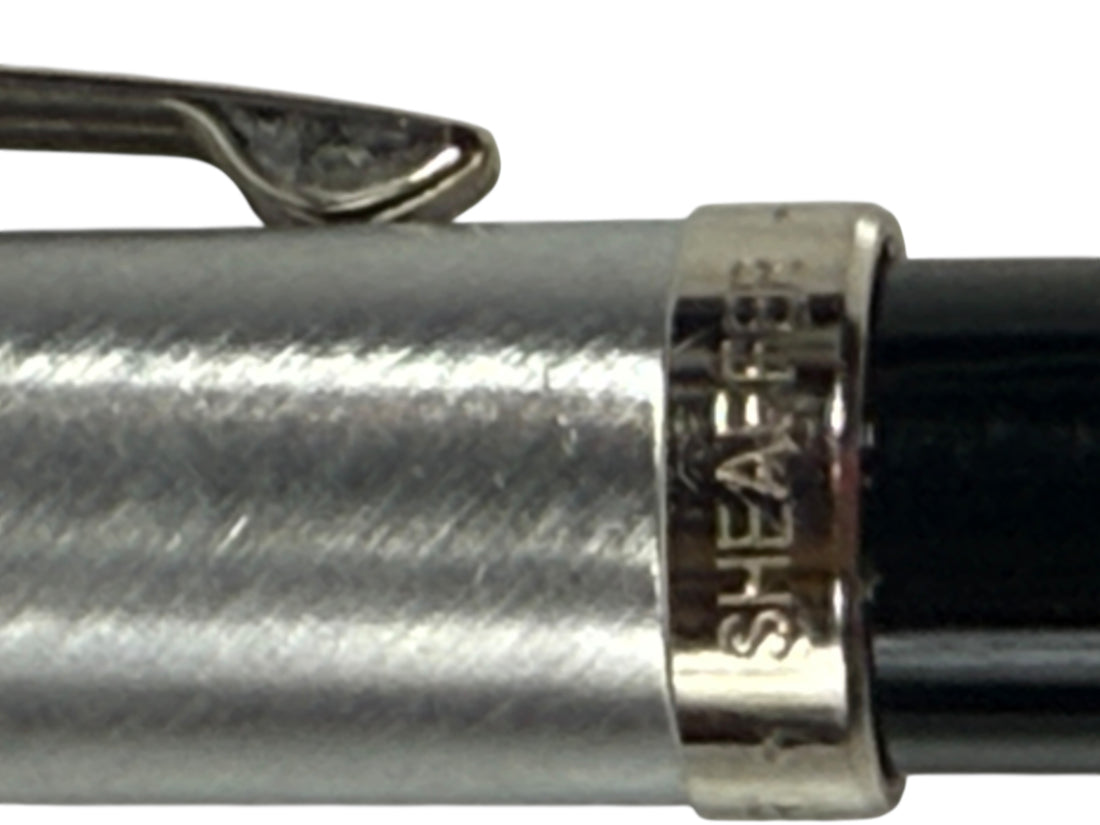 Stylo plume Sheaffer 100 – Corps noir et capuchon chromé brossé