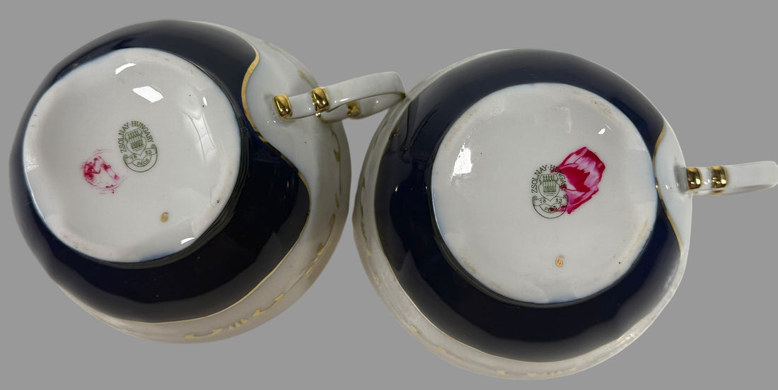 Paire de tasses à thé et soucoupes vintage en porcelaine de Hongrie Zsolnay (2 unités) – Bleu cobalt avec bordure dorée
