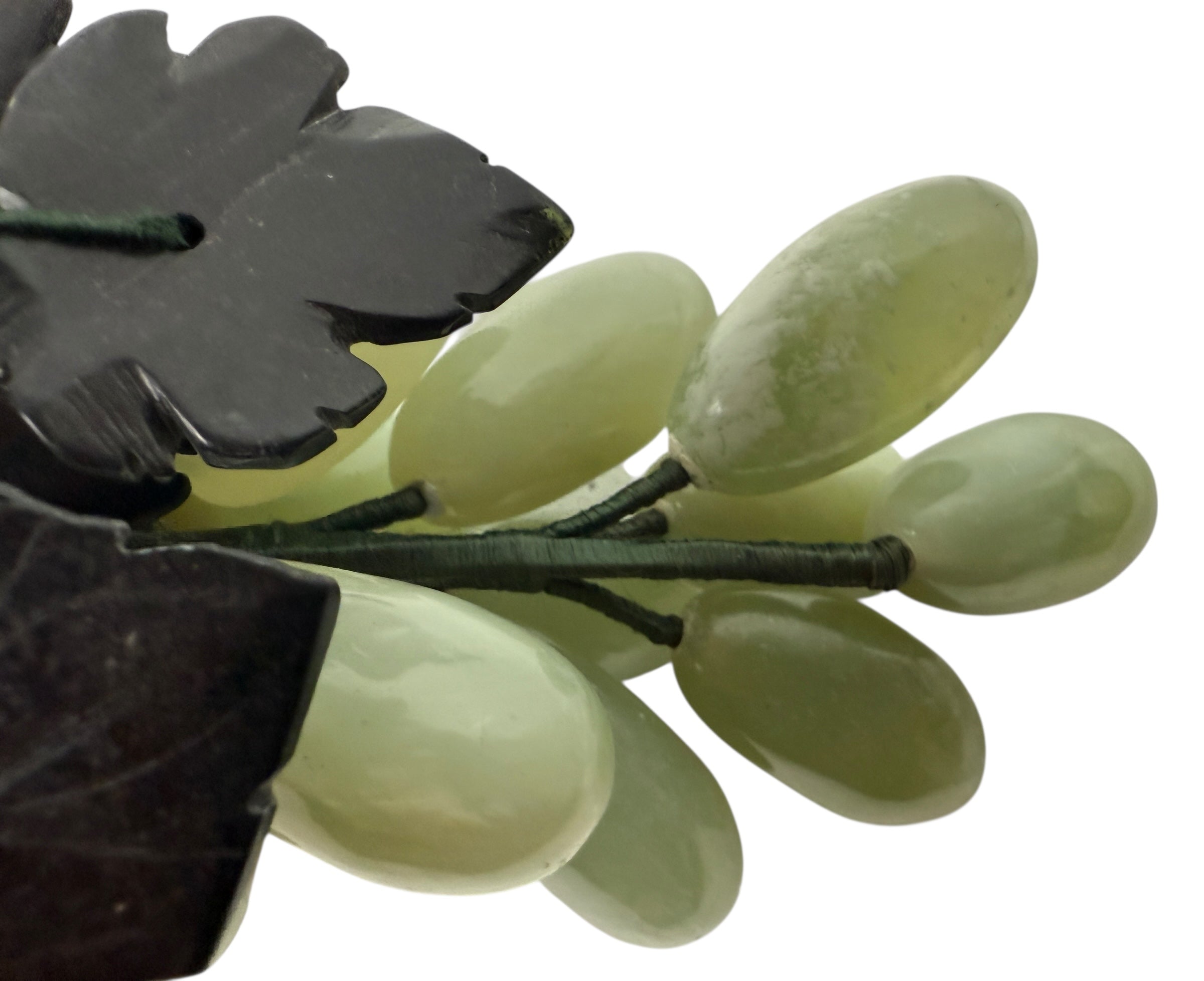 Raisins en pierre sculptés à la main du milieu du siècle – Jade/Onyx avec feuilles de marbre noir