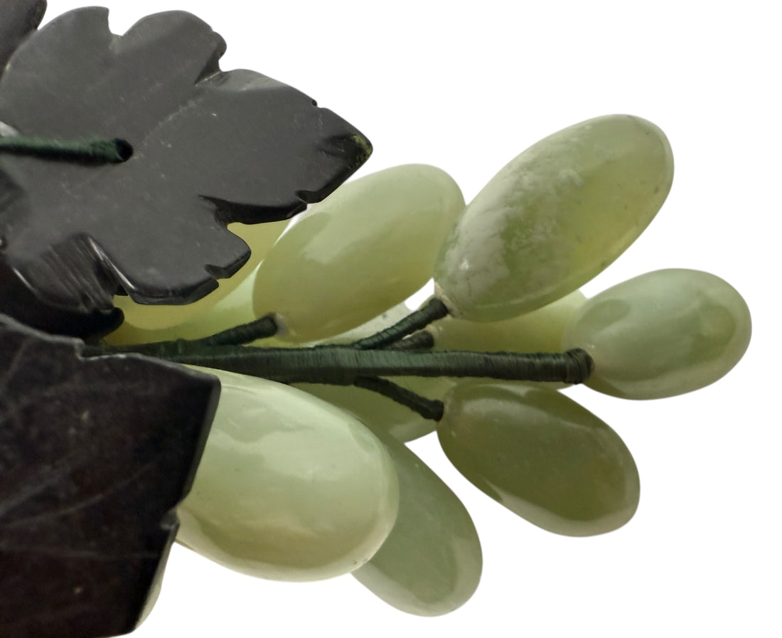 Raisins en pierre sculptés à la main du milieu du siècle – Jade/Onyx avec feuilles de marbre noir