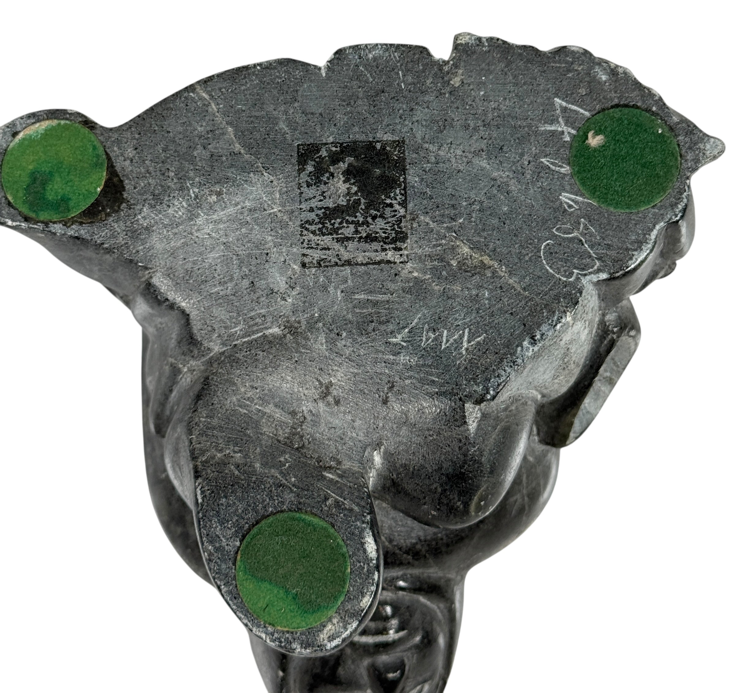 Sculpture inuite vintage en stéatite – Femme accroupie – Milieu du XXe siècle – Canada
