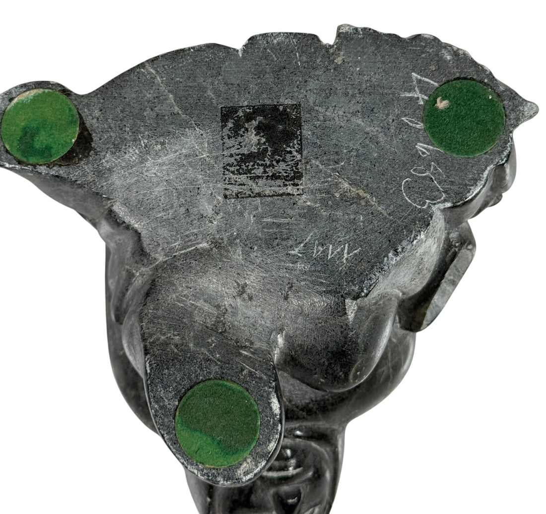 Sculpture inuite vintage en stéatite – Femme accroupie – Milieu du XXe siècle – Canada